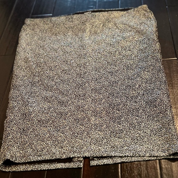 TORRID SKIRT SIZE:1 WAIST:19” LENGTH:24” This skirt has a lot of stretch to it. - Picture 12 of 13